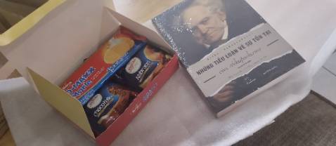 Shop dễ thương quá vậy, mua sách thôi được tặng thêm hộp bánh nữa ❤❤ chắc chắn sẽ giới thiệu bạn ủng hộ shop