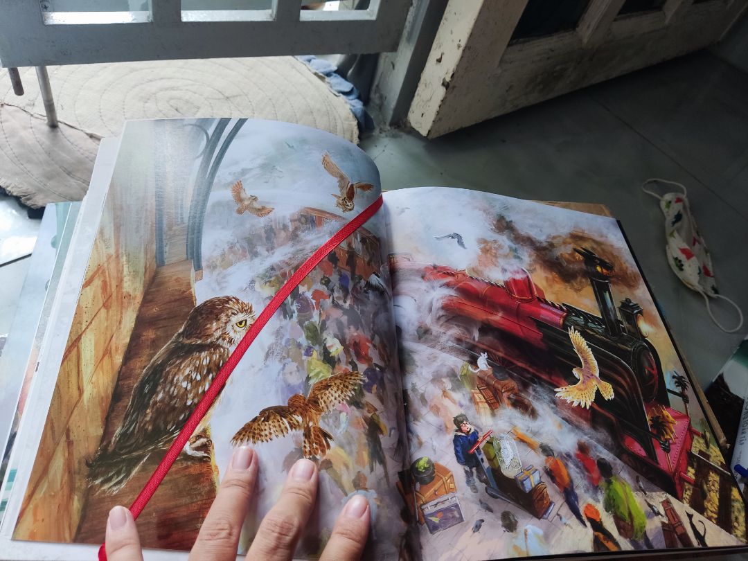 bản đặc biệt thật sự đẹp. giấy màu ok, mua ngay dịp giảm 35% nên mình order liền. Đọc Harry Potter năm 10t khi mà nxb trẻ xuất bản từ những cuốn nhỏ xíu và giờ con mình dc 4t. Mình mua bản màu để sau này cho con đọc cùng mình luôn. tiki giao hàng cực nhanh.