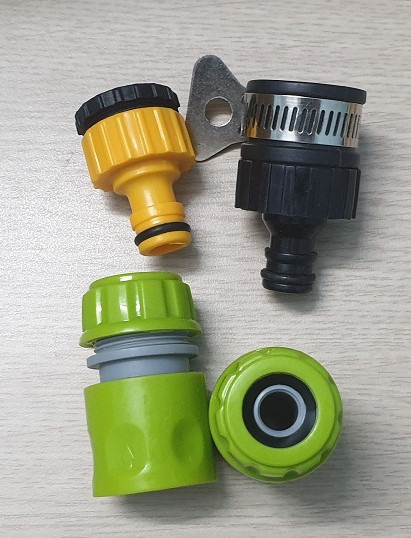 Đầu cái phần nắp xoắn làm ngắn quá lắp hơi mệt. Làm dài ra có chỗ cầm nắm thì vặn dễ hơn. Vặn một hồi thì cũng kín, chưa thấy bị rò nước.
2 đầu đực thì mới thử 1 đầu cho vòi có ren. Đầu còn lại miệng cao su + có đai siết dùng cho vòi không ren thì chưa thử.