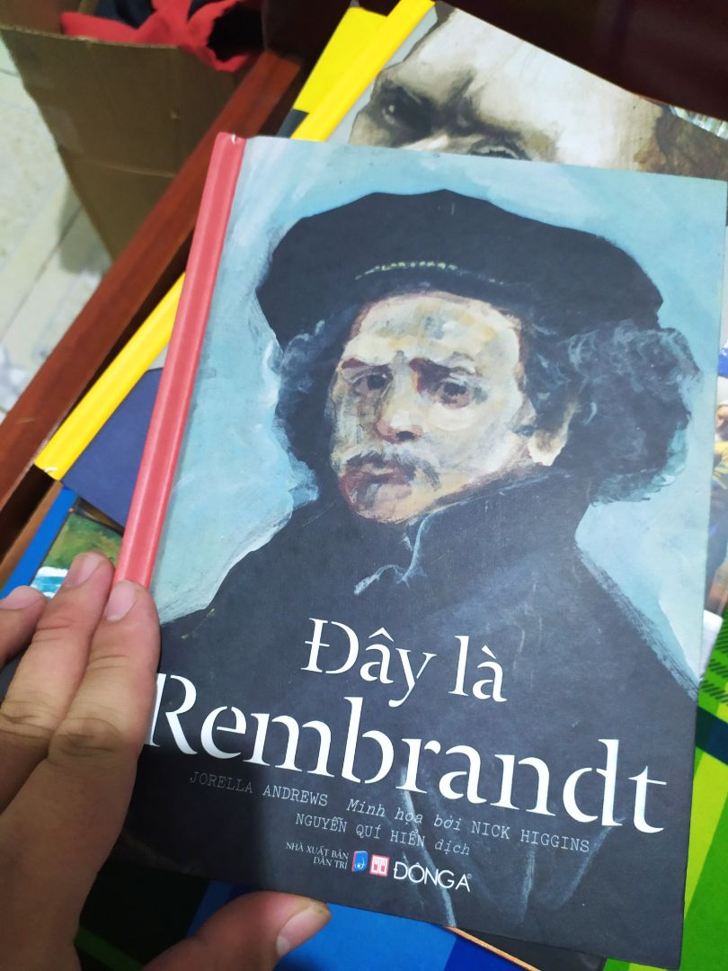 Sách in trên giấy mịn, nhiều tranh của tác giả rất đẹp. Mua về xem tranh không cũng thích nữa. Sách in chỉnh chu, bìa cứng nhưng cầm rất vừa tay.