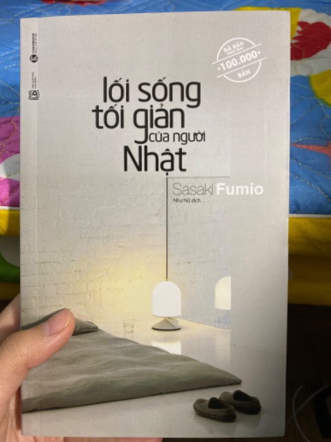 Mình là một người đã biết đến lối sống tối giản được 5 năm, đọc và xem khá nhiều sách/blog/bài viết về chủ đề này nhưng bây giờ mới đọc đến quyển sách này, dù đây là tác phẩm rất nổi tiếng trong giới sống tối giản. Nhưng sau khi đọc mình thấy thất vọng vô cùng vì 2 lý do chính như sau:
- Một số tư tưởng/thái độ liên quan đến đồ vật của tác giả quá tiêu cực.
- Cách viết của tác giả không được khoa học lắm, một số vấn đề trình bày bị vòng vo, nhiều ý tưởng bị lặp lại. 
2 sao là cho Tiki vì luôn có giá tốt và giao hàng nhanh, cẩn thận Mình là một người đã biết đến lối sống tối giản được 5 năm, đọc và xem khá nhiều sách/blog/bài viết về chủ đề này nhưng bây giờ mới đọc đến quyển sách này, dù đây là tác phẩm rất nổi tiếng trong giới sống tối giản. Nhưng sau khi đọc mình thấy thất vọng vô cùng vì 2 lý do chính như sau:
- Một số tư tưởng/thái độ liên quan đến đồ vật của tác giả quá tiêu cực.
- Cách viết của tác giả không được khoa học lắm, một số vấn đề trình bày bị vòng vo, nhiều ý tưởng bị lặp lại. 
2 sao là cho Tiki vì luôn có giá tốt và giao hàng nhanh, cẩn thận