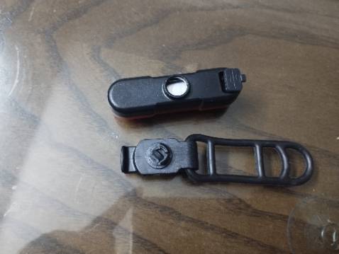 Chất nhựa kém, mới cài vào chưa dùng đã gãy, nắp sạc ấn ko vào