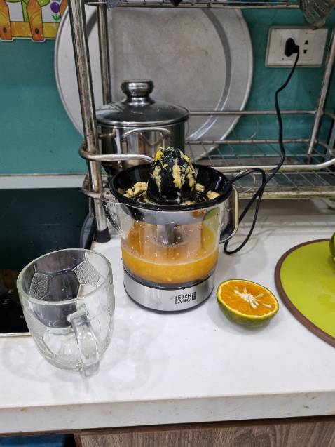 Ui chao nhỏ gọn nhẹ xinh rẻ mà có võ nha. Vắt kiệt nhờ đảo chiều. Nhẹ mà chắc chắn. Đủ phụ kiện, thích có nắp đậy, có bình chứa 700ml là đủ 2 cốc nước cam đầy!. Kết là được kèm 2 núm vắt cam cho loại cam to và nhỏ. Máy còn chạy siêu êm, độ ồn rất thấp. Chả bù trước mình dùng máy Caso  xách tay từ Đức, giá tầm 1,2 triệu mà máy đó nặng, cồng kềnh, vắt ồn 😅.