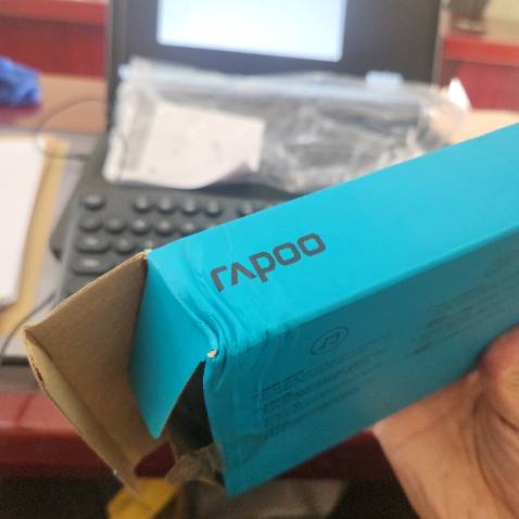 Đã nhận sản phẩm, về thời gian giao nhận thì đúng như lịch. Nhưng khi bóc kiểm tra hàng thì phát hiện lỗi bị vỡ 1 phần góc của bàn phím. Đề nghị hoàn đổi