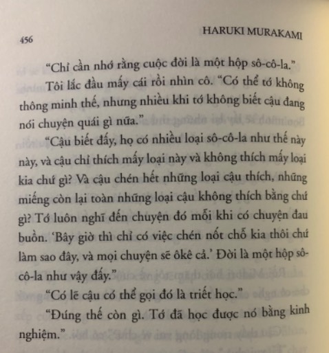 Phần giới thiệu cuốn sách:”Cứ 7 người Nhật thì có 1 người đọc Rừng Na Uy.” Vậy nên mình chắc chắn mình là người Việt Nam chăm phần chăm, lý do đơn giản là vì nó không phải gout mình. Hầu hết những tác phẩm của Haruki Murakami đều thêm thắt rất nhiều tình tiết 18+, tự sát, hoặc bị giết hại. Đơn cử như cuốn gần đây mình đọc “Tazaki Tsukuru không màu và những năm tháng hành hương”, cũng có những tình huống tương tự. Mình đánh giá cao khả năng khai thác tâm lý nhân vật rất sâu và “lạ” của tác giả, nhưng nó không thực sự cuốn hút mình, có thể do mình chưa đủ khả năng để hiểu được dụng ý tác giả. 

Sau này khi lựa chọn tiểu thuyết của tác giả Nhật, có vẻ mình sẽ phải tìm đọc thử trước khi mua. Mình là người thích những gì xưa cũ, truyền thống, nói mình cổ lỗ cũng được nhưng đối với mình, làm tình là một việc mình sẽ không bao giờ làm với người mà mình không yêu.

Một tác phẩm best seller, nói những điều này có thể gây ra 2 luồng ý kiến trái chiều, nhưng đó là ý kiến riêng của mình. Thích hay không thích mang trong nó sự cảm tính cá nhân, vậy nên không thể khách quan được các bạn nhé. Mình chỉ nói những gì mình nghĩ để các bạn cân nhắc kĩ hơn về việc có nên đầu tư thời gian, tiền bạc cho cuốn sách này hay không.