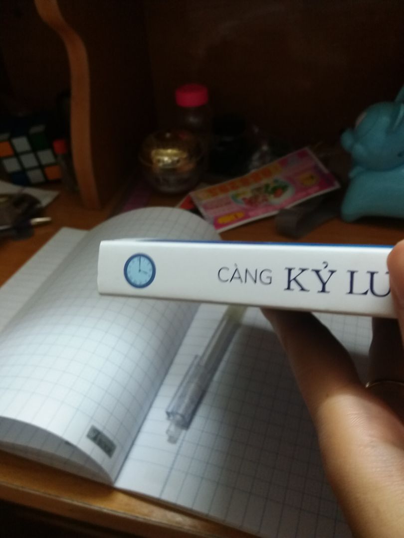 cuốn sách đẹp. màu chữ xanh nhìn rất thích. trình bày đẹp. giấy sách cũng đẹp. sách được vận chuyển tốt. ko bị móp méo gì hết. còn có chữ hàng dễ vỡ trên thùng nữa. nói chung là rất thích. sách hình như tác giả Trung và chưa đọc nội dung nữa.