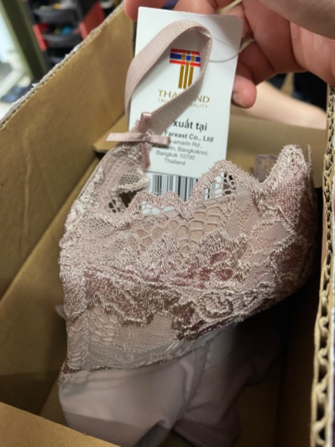 Mình mua màu xanh đen mấy bạn giao cho mình màu da.  Hơi buồn. Ko biết làm sao. Mình mua màu xanh đen mấy bạn giao cho mình màu da.  Hơi buồn. Ko biết làm sao.