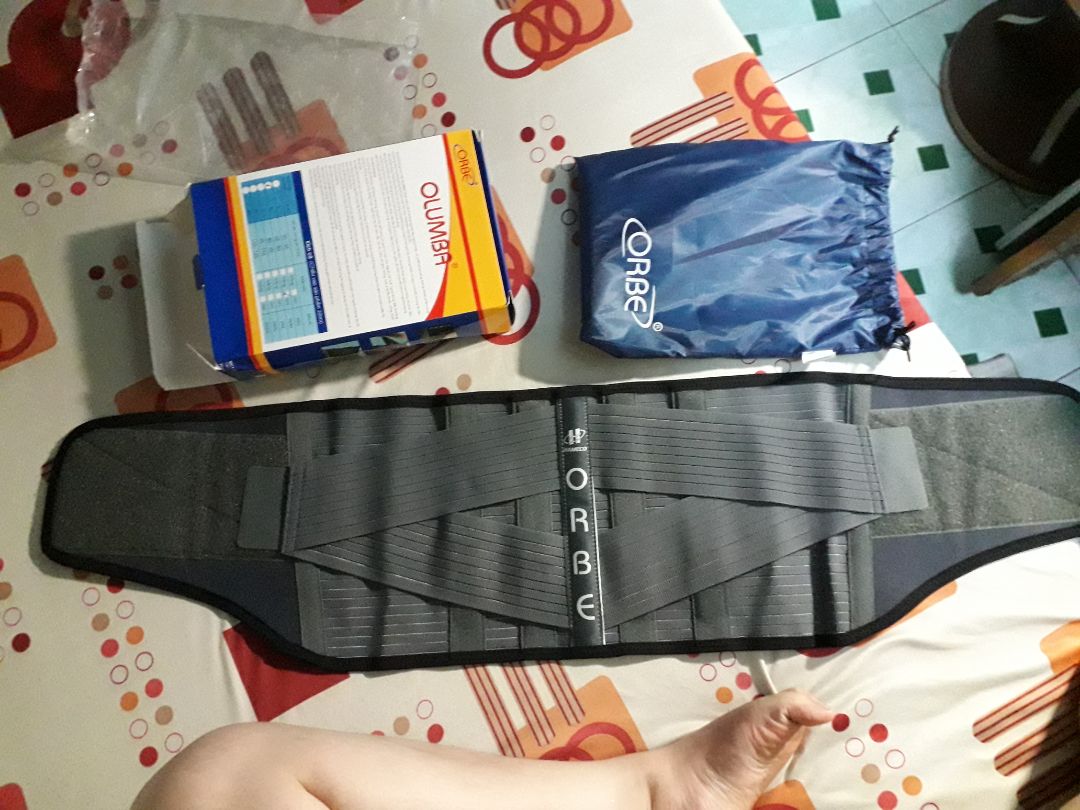 Mình tính mua cho ba vì ba bị thoát vị đĩa đệm cột sống thắt lưng 2 năm nay r. Mà ai dè Mommy đo lộn size, đo lộn tới 20cm lận. thành ra phải trả hàng lại. trong khi mình đeo thì vừa, mà mình lại không có nhu cầu cần đeo nó. Ngoại trừ mình mua nhầm size thì ngoài ra hàng không có gì để chê, hàng đẹp y như mẫu. quan trọng là lúc mình mang thử thì thấy nó ngay lập tức cố định, định hình lại cột sống thẳng lại luôn. nói chung là... đã lắm?? mà mình trả hàng lại r. mình phải đặt mua size khác cho ba mới được. sản phẩm này mình thấy hợp với người có các bệnh về cột sống á, thường thì độ tuổi trung niên sẽ xài, nhưng mình thấy tuổi học đường ngày nay nhiều bé bị cong vẹo cột sống do tư thế ngồi không đúng á, nên là mấy bé đeo cái này mà size nhỏ để định hình lại cho cột sống thẳng lại, cho dáng đẹp cũng được đó