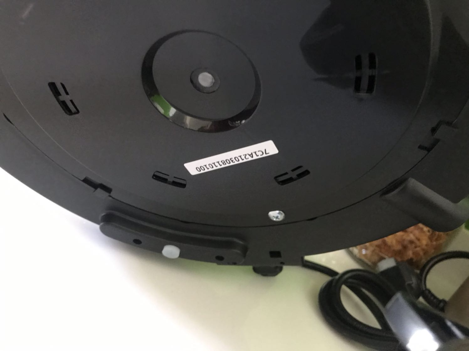 Tiki đóng gói kỹ nhưng đáy nồi bị mất 2 ron cao su giữ chân nên bị trơn chạy trên mặt bếp đá ! Làm sao có ron chân đủ