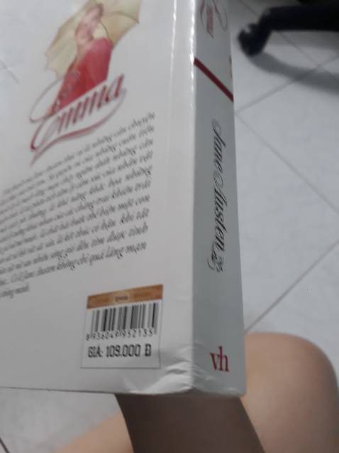 Lần đầu giao tới thì sách bị lỗi bìa, đổi lại lần hai thì bìa sách cũng bị lỗi nữa. Mà thôi thấy đổi nữa tội shipper với bên shop chạy tới chạy lui, với bên Tiki đề xuất tặng voucher hỗ trợ 10% tiền sách nên mình cũng ok. Nội dung bên trong mình chưa đọc nhưng mà quá rành phong cách viết của Jane Austen rồi, thâm thúy châm biếm nên dài dòng khó hiểu là chuyện dĩ nhiên. Hi vọng shop mai mốt gói hàng kĩ kĩ chút giùm mình nha chứ mình thấy sách bị vầy mình xót lắm ạ huhu :(((