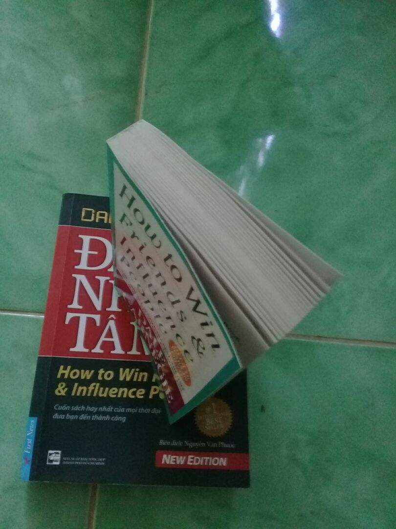 Lúc đầu mình xem ảnh của cuốn sách này trên tiki cứ ngỡ nó to như mấy cuốn bình thường ai dè khi mới mua về nó nhỏ như cuốn từ điển, mình cũng khá bất ngờ khi được tiki tặng 4 bookmark tiki rất dễ thươngg, mãi ủng hộ tiki nè~?