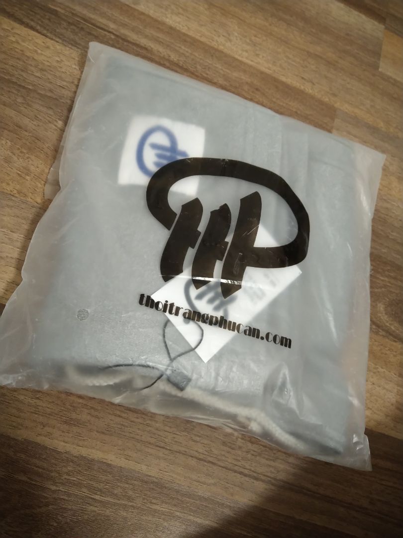 Vải bình thường, không dày, không mỏng, mặc mát, thoải mái.
Túi 2 bên không quá nông cũng k quá sâu, đựng vừa cái đt. 1 túi sau thì nông.
Lưng quần thun có độ co giãn không được tốt nhưng bù lại có dây cột.
Mình nhìn chung thấy vậy chứ mình mua cho bạn nam bận. Có gì sẽ cập nhật sau.