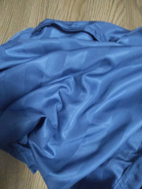 Màu thực như xanh ngọc chứ không phải xanh nước biển. Nhưng mà giá rẻ đành chịu. Màu thực như xanh ngọc chứ không phải xanh nước biển. Nhưng mà giá rẻ đành chịu.