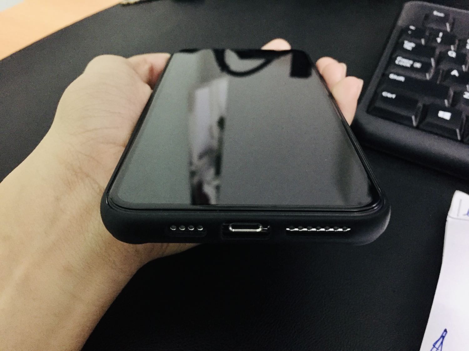 Phủ kín mép viền, bám vân tay ít chỉ cần lau nhẹ là hết. Chất lượng chưa biết thế nào, đây là miếng mipow thứ hai mình mua vì miếng trước tự nhiên bị nứt dù không rơi rớt gì cả.