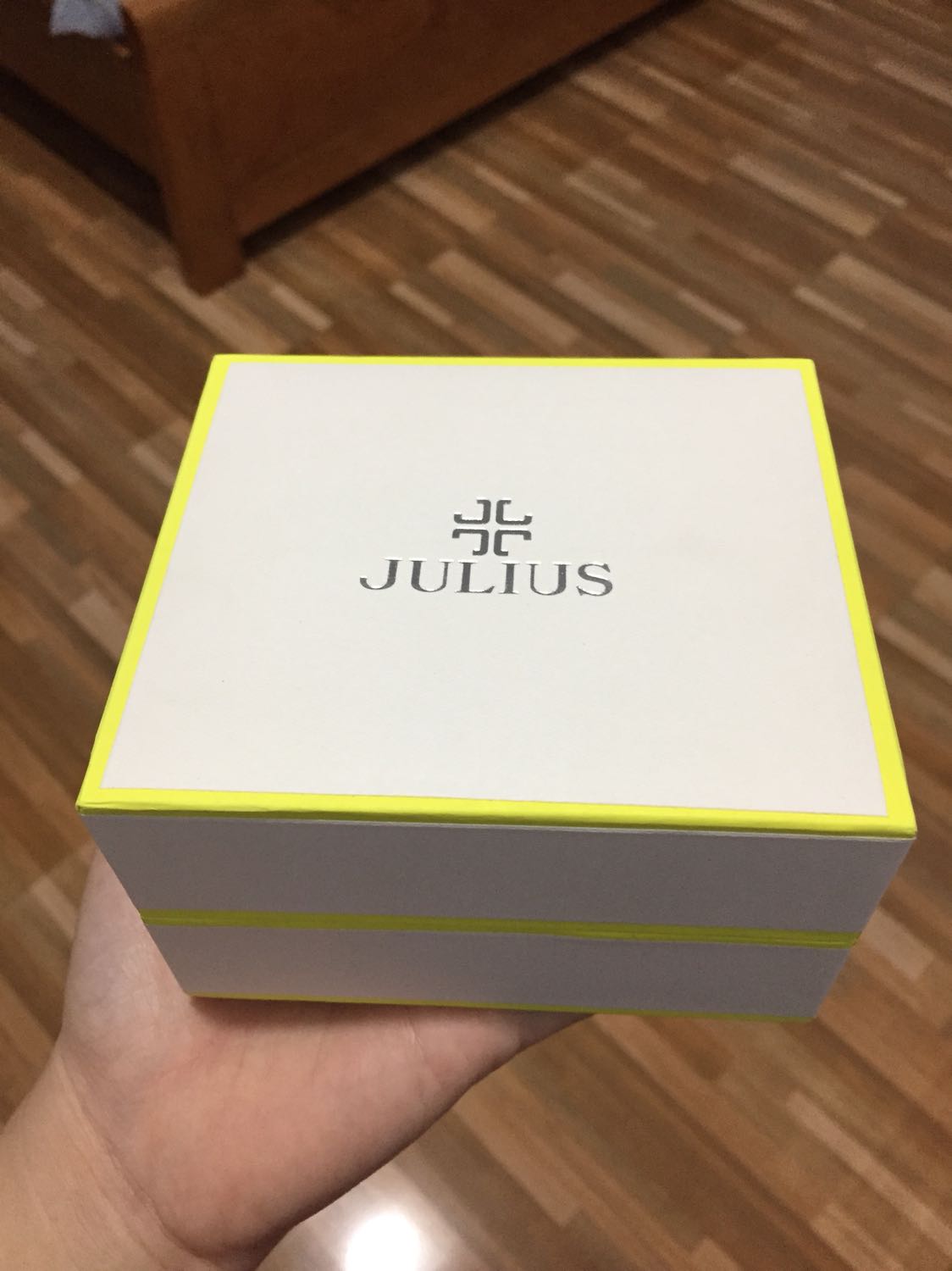 Mình đã nhận đc hàng. Hàng đẹp. Không một vết xước. Đeo lên tay rất sáng. Nói chung là mẫu mã ok. Còn độ bền thì chưa nói đc. Mở hàng xong mà người cứ lâng lâng vì đẹp hơn suy nghĩ của mình. Tặng Tiki 5 sao.