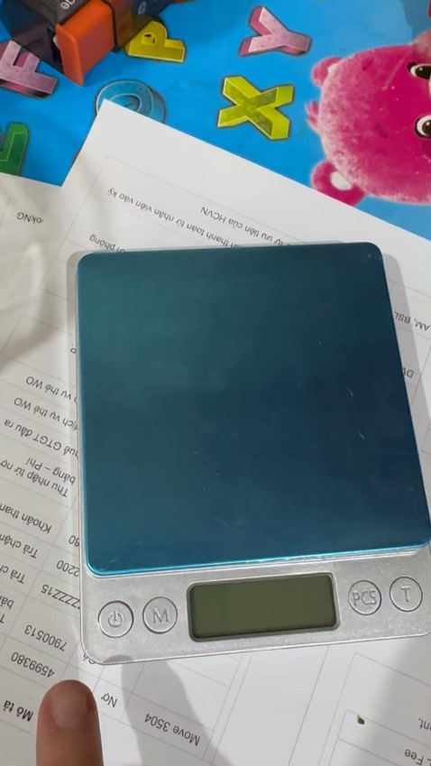 Như đồ đã xài r, nhìn cũ kĩ, bề mặt trầy xước tùm lum, cặp bin mới khui lắp vô cũng không xài đc