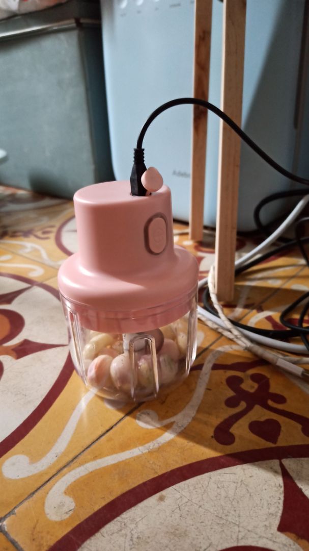 lúc dùng thử ( chạy máy không) thì máy chạy ngon, mình sạc điện tầm 3h là đầy. đến khi cho hành tỏi vào xay thì không chạy được, mình sạc điện không lên đèn luôn. mua về k dùng được tí gì, đề nghị Tiki trả hàng hoàn tiền giúp mình