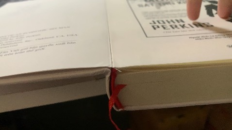 Quá thiếu chuyên nghiệp, sách thì cũ, không biết phải sách lậu không mà giấy mỏng lè thấy mặt bên kia, chữ lúc đậm lúc nhạt, gáy sách muốn bung hết cả ra, không hài lòng nha