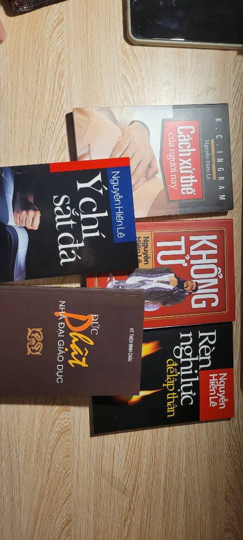 Sách lỗi đóng bìa bị lệch,
Lỗi vẫn gửi cho khách