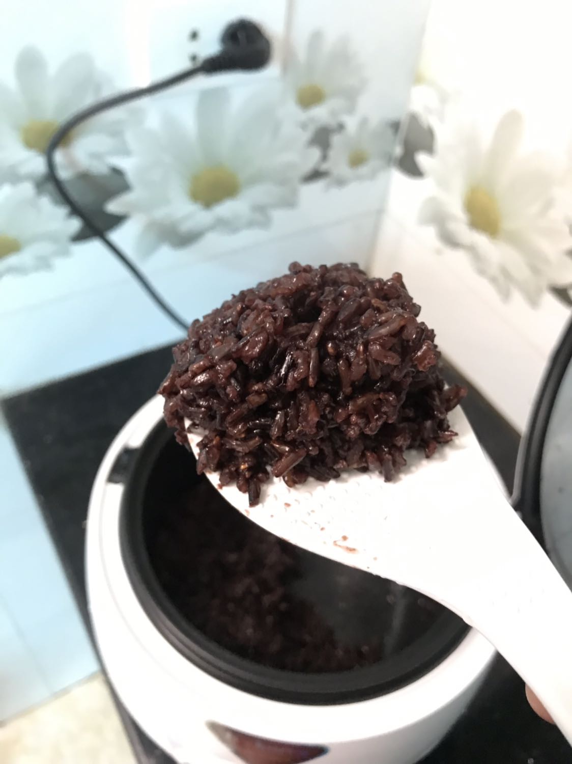 Với giá 699k là giá ổn..
Nồi có vẻ to nhưng cầm lên ko hề nặng.
Nắp nồi hơi khó ấn.. nghĩa là phải dùng lực 1 chút nếu k để ý thì nó k vào nấc.
Vì xunh quanh nồi là nhựa lên khi mới dùng vẫn còn mùi. Như những nồi 1,8 2 lít thì ngta dùng nhôm xung quanh.
Nhưng nồi này là nhựa ( phần quanh mâm nhiệt ý)
Nấu thử 1 bơ gạo.. 20p là chuyển sang warm. Tổng thời gian chín cơm tầm từ 30p đổ lên..
Trên web thông tin là 1 lít, nhưng trên vỏ thông số là 1,08 lít. Chênh lệch k đáng kể
Tiết kiện điện năng là 3 Sao khá ổn với những nồi cùng giá tiền.?
Có kèm 1 cái cốc nhựa đong.. nhưng với người việt mình chắc là thứ vô dụng rồi ?
Nấu cơm xong thì ko có mùi nhựa như ban đầu cắm thử.

Điểm trừ 
- Ko có giá hấp.
- Mình đun nước thử trc thì có mùi nhựa.
- Ko có chỗ cắm thìa cơm.