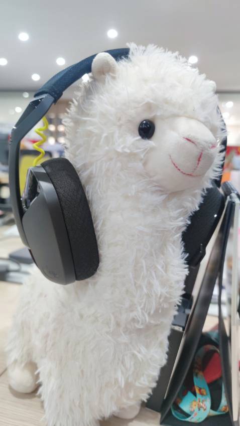 Nhận xét sau 3 ngày sử dụng: Thiết kế gọn nhẹ, ôm trọn vành tai, ko bị đau khi đeo một thời gian dài tuy nhiên cổng kết nối Lighspeed ko được ưng ý cho lắm vì nó thiết kế rất giống chiếc USB, cắm vô máy nhìn rất thô. Về mặt âm thanh khi chơi game thì không chê đi đâu được, độ trễ âm hầu như không có. Còn nghe nhạc, giải trí thì hay quá chời ông địa luôn. Chỉ cần sạc pin đầy đủ là có thể chơi trong thời gian dài.