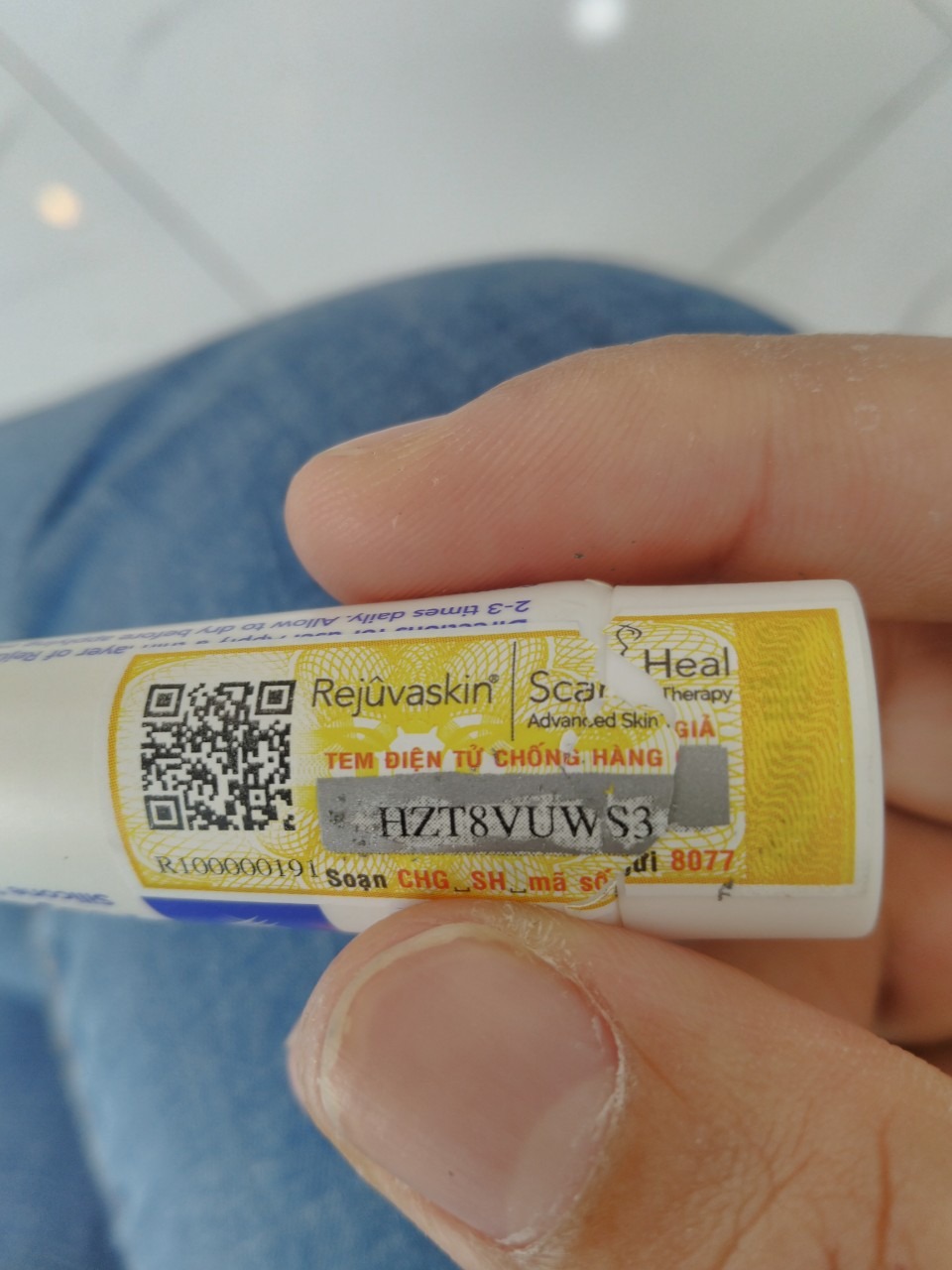 Trước có mua Rejuvasil của 1 shop trên ***, gel Rejuvasil mà kem trắng toát, thơm phức là mình thấy nghi hàng giả rồi. Lên web chính hãng bên Mỹ thấy gel màu trong suốt. Giờ Tiki có bán nên mình mua liền luôn, đúng chất gel trong, gần như không mùi, thoa lên vết sẹo thấy mát mát. Đợi vài tuần xem hiệu quả thế nào mình sẽ review thêm.