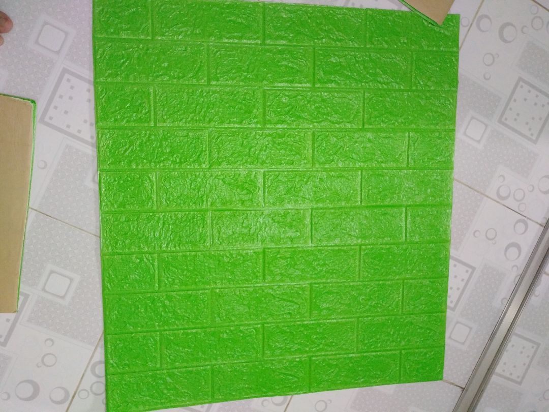 Về sản phẩm thì màu như hình xốp dày 0.4.Về giao hàng thì ở Hà Nội nên 3,4 ngày.Đóng gói thì quá tệ k có chêm thêm xốp hay bọc kín để khỏi bị rách hoặc gãy góc .Tóm lại thì ok chỉ rách 1 tí 2 tấm