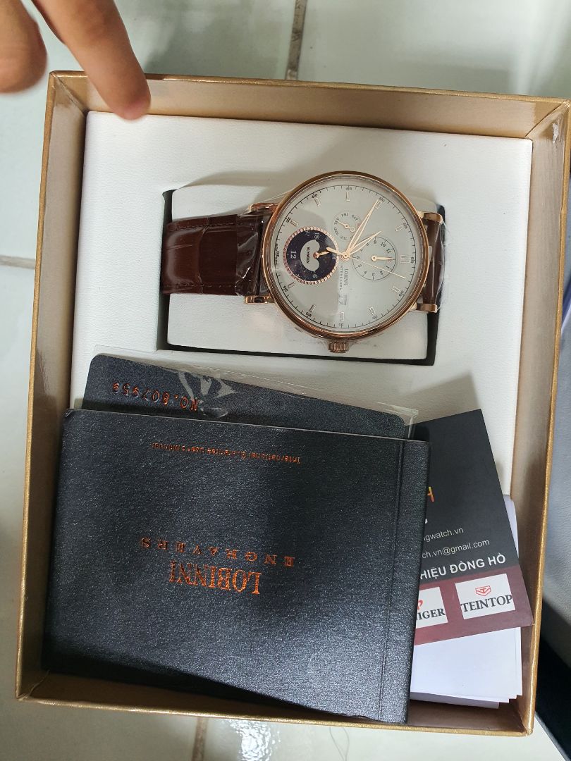 Đóng gói cẩn thận. Sản phẩm hộp, sách, thẻ bảo hành đầy đủ. Sản phẩm chế tác tinh xảo, chỉ bị cái thương hiệu không nổi tiếng cho lắm so với các hãng đồng hồ Nhật hoặc Thụy Sỹ khác. 
Chất lượng sản phẩm thì đầy đủ lịch thứ, ngày, tháng, ngày&đêm. Tất cả đều hoạt động tốt. 
Chất lượng độ bền và chế độ bảo hành thì chắc phải qua năm tháng mới biết được. 
Tặng cho shop 5*