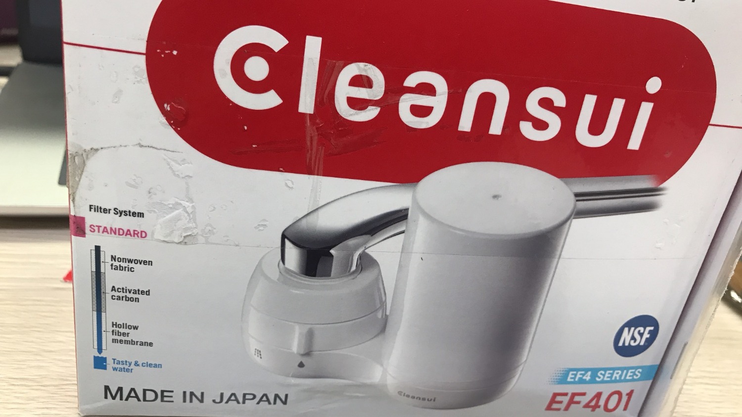 Giao hàng cũ đã được bóc ra lắp đặt và sử dụng, có vết trầy xước ở bên trong, hàng chỉ được bọc lại bằng lớp chống va đập chứ không còn nguyên.
Hộp đựng đã bị rách được dán tạm lại.
Mình mua hàng ngày 17/12 mà phiếu bảo hành là ngày 13/12