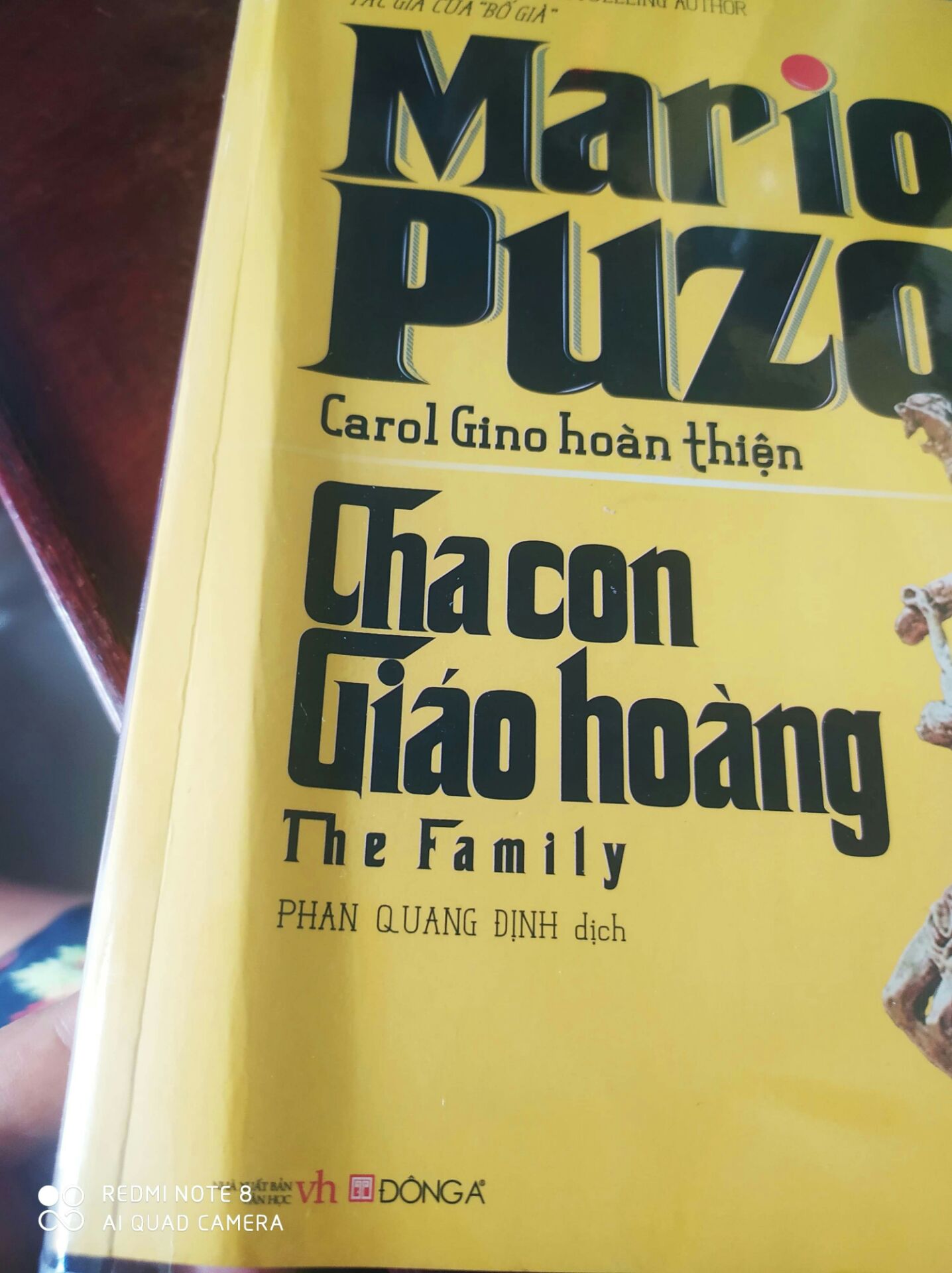 Một sao này là mình dành cho nhân viên đóng gói, nhân viên làm bộ phận đóng gói mà không có tâm, ẩu tả. Đơn hàng mình nhận được khi khui ra thì tình trạng như hình. Những đơn hàng trước sách được bọc chung trong bọc to dán chắc chắn rồi mới bỏ vào thùng giấy , còn lần này sách được bỏ lộn xộn không cùng chiều  nên đã xãy ra tình  trạng 2 cuốn sách kẹp vào  nhau gây ra  gãy gáy.Là khách hàng  lâu năm của Tiki mình thực sự thất vọng , là người yêu sách mình  rất bực khi thấy sách bị như vậy. Mình muốn đổi lại 2 cuốn Bố già và Cha con giáo hoàng.Mong Tiki sớm giải quyết cho mình.