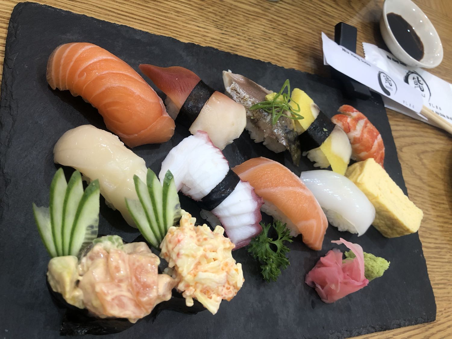 Hộp đẹp , thoi trang, chất vải quá xịn xò, sờ tay thôi cũng thấy thik , rất đáng để mua