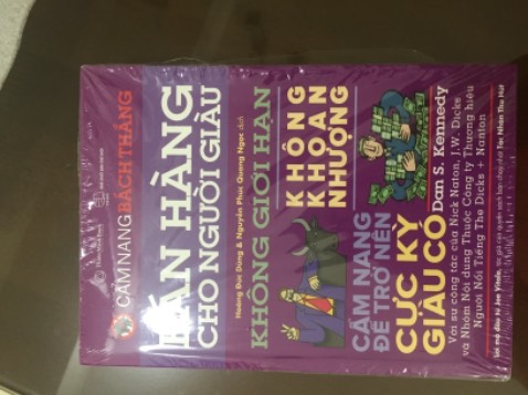 Sách mới bọc lớp xốp trắng, bên trong thêm ni lông mỏng dẻo bọc sách, sách giầy hơn mình tưởng. Thầy Dan Kennedy thì thực tế, trực tiếp, ngôn từ thôi miên. Mình đi công tác  ĐN nên hẹn shipper lấy muộn 7 ngày, thân thiện và hỗ trợ. Xin cảm ơn.