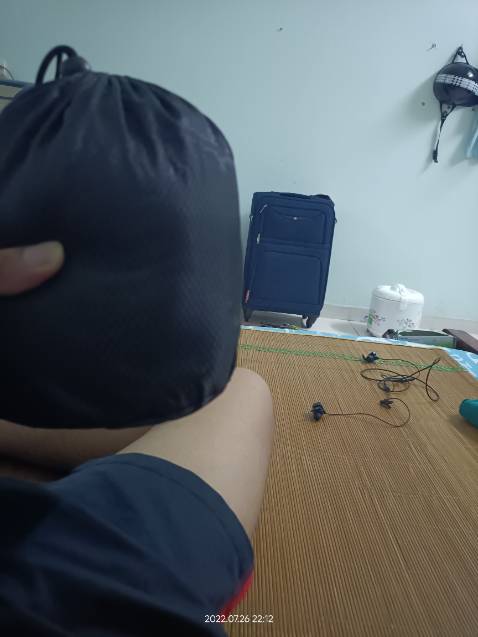 Gối êm. Độ đàn hồi tốt vì lõi là cao su non. Ko bị cứng rất thoải mái. Dùng xong bóp lại bé tý có túi đựng rất ok