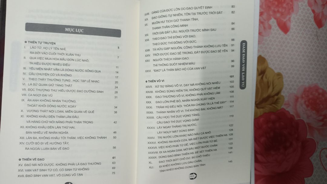 Trong 3 cuốn này thì cuốn Lão Tử là hay nhất bởi sự dễ đọc của ngôn từ, bài học cũng gần gũi cuộc sống hơn; đúng chất "đàm đạo" bởi nó giúp bạn có nhiều cái nhìn cuộc sống, bình tâm hơn và sống dễ dàng, chuẩn mực hơn. Đọc xong thấy rất nhẹ lòng.

Cuốn "Khổng Tử" thì chủ yếu bàn về chính trị không à, với nói luyên thuyên về  Khổng Tử, ngoài ra các cuộc nói chuyện rất là "tương đối" (kiểu ko có câu nói nào là chắc chắn hết, cứ nói ra rồi giải thích "ko phải vậy", "ý ko phải thế"...khiến mình thấy "ba phải" sao sao ấy ^^. Các bài học rất rất ít luôn và thấy nó không hợp cho các bạn đâu. Đừng thấy danh xưng "Khổng Tử" mà nghĩ đọc được nó thì trở nên tinh thông, thanh cao, trí thức. :v

Cuốn "Phật Đà" là cuốn tác giả viết DỞ nhất. Phật là người rất gần gũi với chúng ta vì nước ta chủ yếu là đạo Phật nên rất nhiều người sẽ hi vọng rất nhiều về nội dung của cuốn này. Nhưng đọc xong thấy thất vọng tràn trề luôn mn ạ. Nó không đúng chất "Đàm Đạo" mà cứ như là "Kể sử" vậy. kể về cuộc đời của Phật rồi các học trò. Phần lớn sách là cuộc nói chuyện của Lâm Thấm với Lý Giác Minh chứ không phải là Phật Đà. Chương 1 các bạn không nên đọc vì nó viết rất chán. Các chương gần cuối cũng vậy. Các bài học rút ra từ cuốn này thì nhiều hơn cuốn "Khổng Tử" một chút. Nhưng cách viết của tác giả khiến các bạn đọc xong là mất niềm tin vào giáo lý Phật luôn ấy. Rồi tác giả kiểu tân bóc Trung Quốc nữa. Mình khuyên các bạn không nên mua cuốn này. Nếu thành tâm với Phật thì nên tìm đọc các cuốn khác hoặc vào chính trang Phật giáo trên mạng đọc nhé. sẽ tốt hơn.

Tóm lại 3 cuốn thì chỉ nên mua "Lão Tử" thôi (đánh giá 4.5*) . Mình cho trung bình 3 cuốn là  3* vì đọc quá nhiều trang và tốn thời gian mà bài học không xứng đáng cho lắm với công sức bỏ ra. 
p/s lời nhận xét của mình mang ý kiến cá nhân và thành thật chứ không như quảng cáo đâu nhé. các bạn đừng để bị ***. và nếu ai muốn mua 3 cuốn thì cứ mua. Vì đọc sách dù gì cũng là việc tốt hơn bấm đt, chơi game mà nhỉ :D