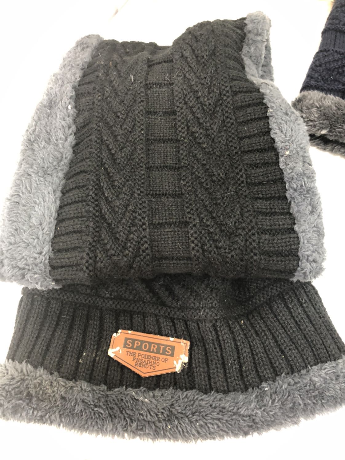 Shop giao hàng rất tệ
1. Đơn hàng đặt 3 cái, bao gồm 3 mũ và 3 tấm lót nỉ, nhưng thực tế chỉ nhận: 03 mũ và 02 tấm lót nỉ

2. Đơn hàng đặt 3 set đều màu xanh than. Thực tế nhận: 1 cặp xanh than như đơn hàng. Còn lại là 2 mũ và 01 tấm lót màu đen

3. Hàng rất cũ và dơ. Riêng mũ màu đen (tuy kg đặt hàng nhưng vẫn “bị” nhận: mark của mũ đã bị rách nhá nhem trông cực kỳ mất thẩm mĩ

Đề nghị shop xem lại chất lượng sản phẩm trước khi giao hàng cho khách
Đề nghị khách kiểm tra số lượng của đơn hàng trước khi giao
Tôi hoàn tất mất niềm tin khi mua hàng trên trang TIKI này