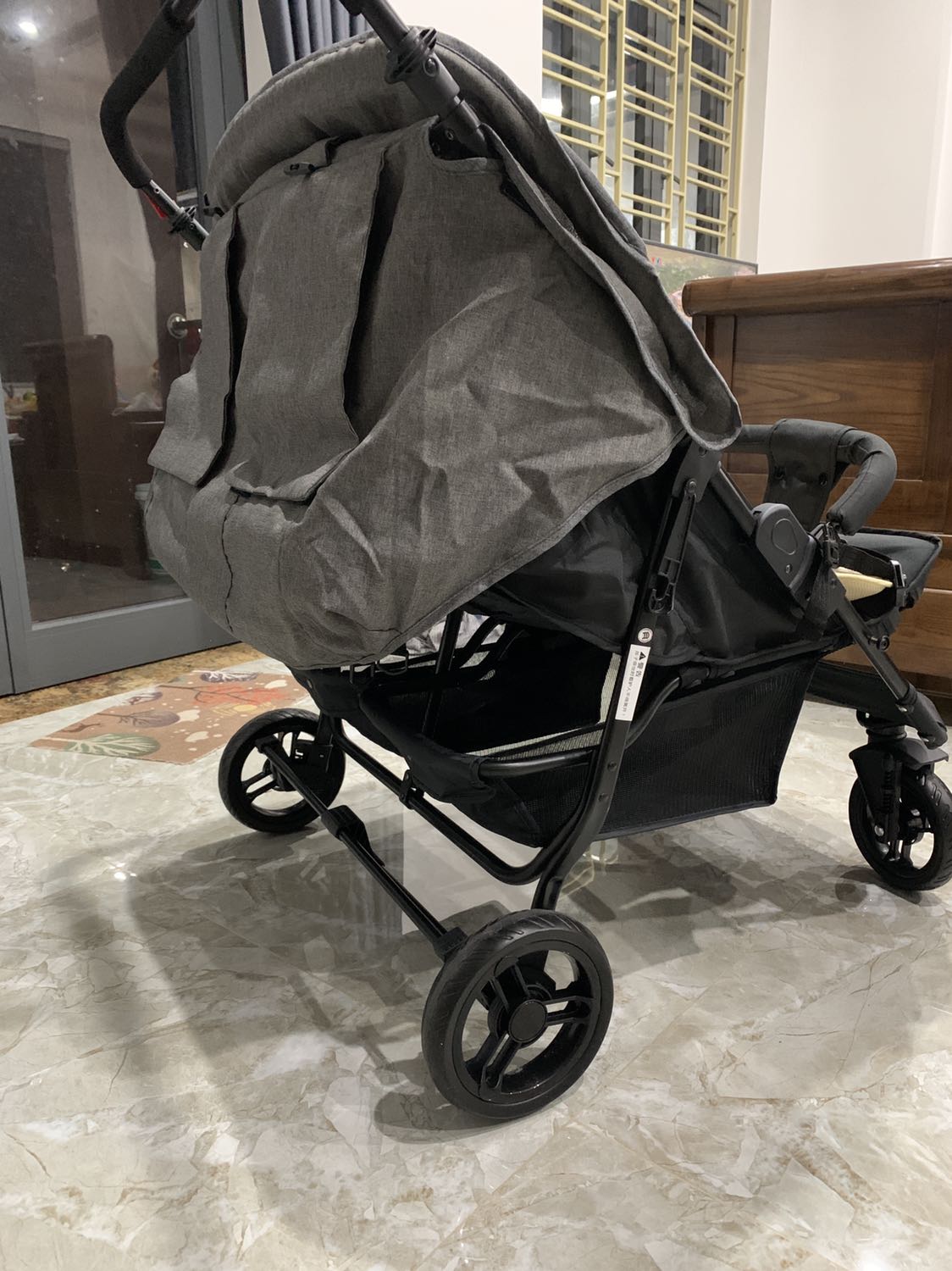 Xe đẩy chắc chắn, an toàn có khoá chống trôi xe.
Hình thức mẫu mã đẹp gọn gàng, ghế nằm tự điều chỉnh góc từ 15 - 90 độ