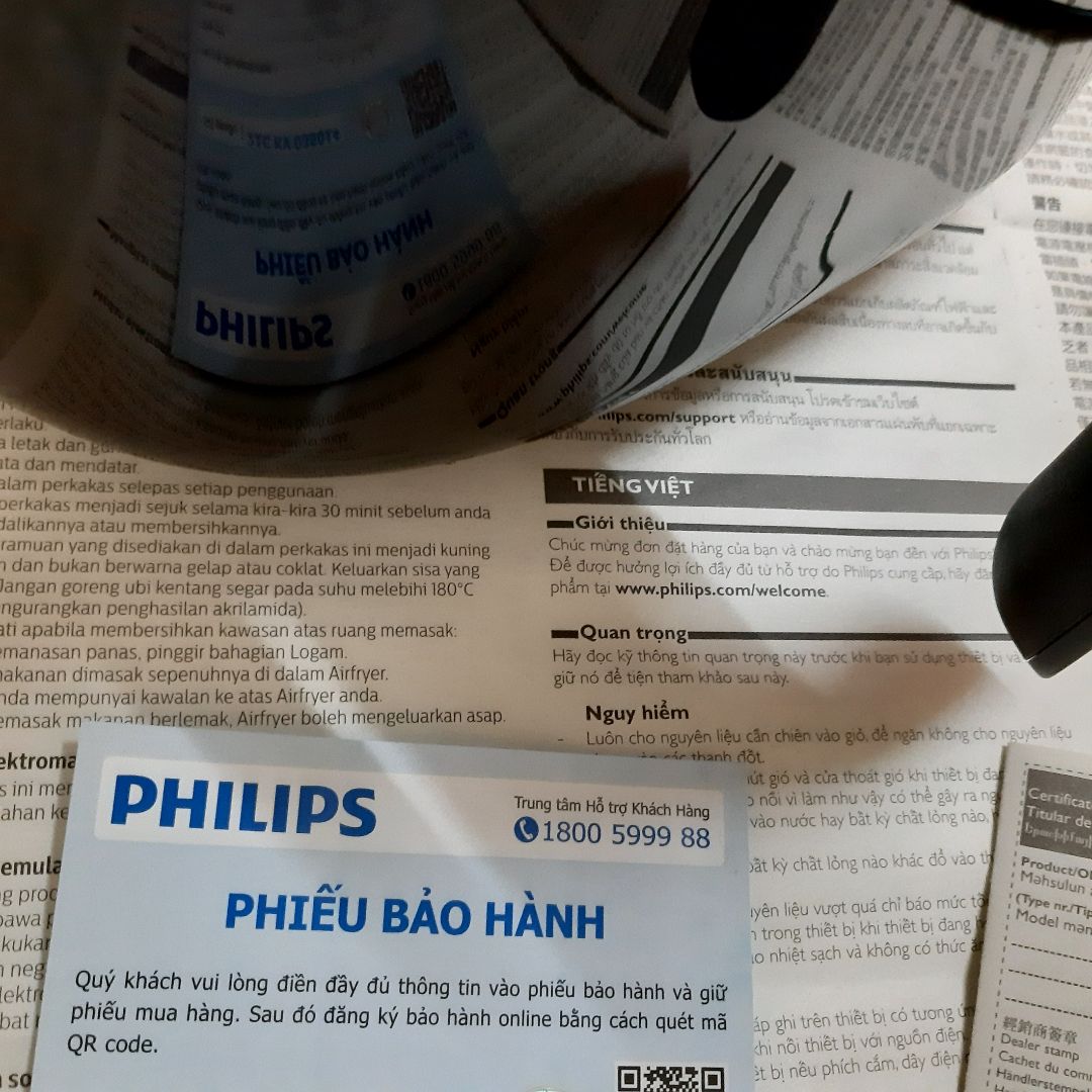 Rất hài lòng.
Có đầy đủ hướng dẫn sử dụng và phiếu bảo hành. 
Nồi nhỏ gọn. Khay chống dính tốt nên dùng xong làm sạch dễ dàng. 
Lần đầu chiên thử đùi gà, da giòn thịt mềm rất ưng. Kinh nghiệm là nên lật mặt đồ ăn trong thời gian nấu để vàng đều hai mặt.