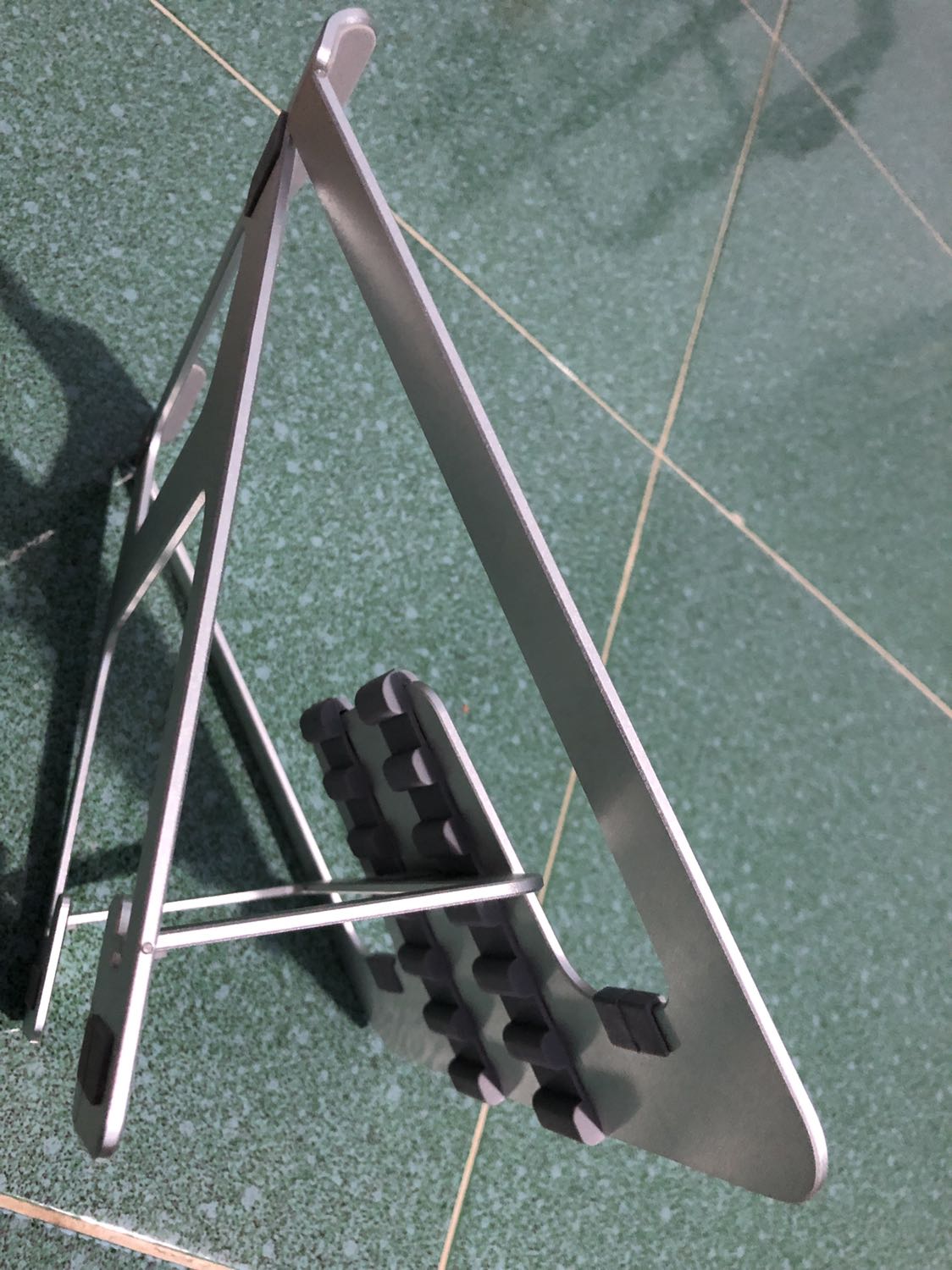 Giao hàng nhanh, sản phẩm được bọc kỹ càng.
Sản phẩm bằng kim loại, thiết kế gọn.
Có thể thay đổi độ cao theo ý muốn nên rất tiện lợi.