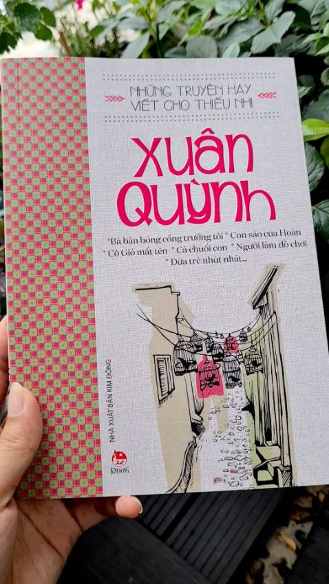 Biết đến Xuân Quỳnh qua bài thơ Sóng, đến giờ mới đọc truyện do Xuân Quỳnh viết.
Những câu chuyện giản đơn, gần gũi với thiếu nhi được viết bởi những lời văn nhẹ nhàng, ngọt ngào, giàu tình cảm của một người mẹ. Mỗi câu chuyện chỉ vài ba trang sách, ngắn gọn, trẻ con dễ đọc, dễ nhớ và nhớ lâu.
Lâu rồi mình mới đắm chìm trong những trang sách dịu dàng như thế. Đọc xong, mình đặt cuốn sách ngay ngắn trên bàn để con gái dễ dàng nhìn thấy và tò mò lật giở từng trang sách mỏng nhưng dạt dào yêu thương ấy.