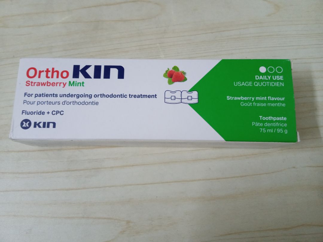 kem đánh răng có mùi dâu và bạc hà, nên khi đánh răng có cảm giác dễ chịu và sạch sẽ. Tiện lợi cho những bạn niềng răng mang đi chơi hoặc đi du lịch