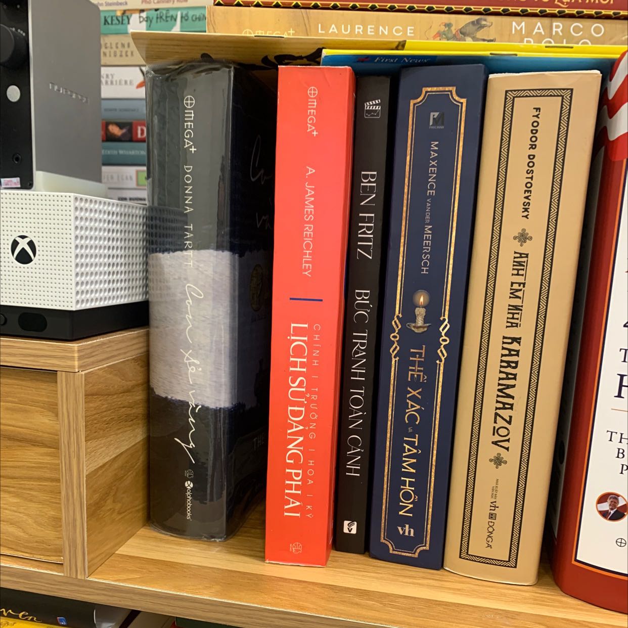 Đọc xong quyển này sẽ hiểu rất rõ về cuộc xung đột và tranh chấp giữa các đảng nội nộ Hoa Kỳ, đặc biệt 2 đảng mạnh nhất hiện thời là Cộng Hoà và Dân Chủ. Cái gì cũng có mặt tối và sáng. Cám ơn tiki đã giao hàng nhanh