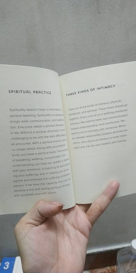 Sách hơi nhỏ so với hình dung, giá bìa đã $9.95 US rồi nên mua đc giá sale hơn 160k thấy rất happy. Chưa đọc sâu nhưng lướt qua thấy tiếng Anh phổ thông dễ hiểu