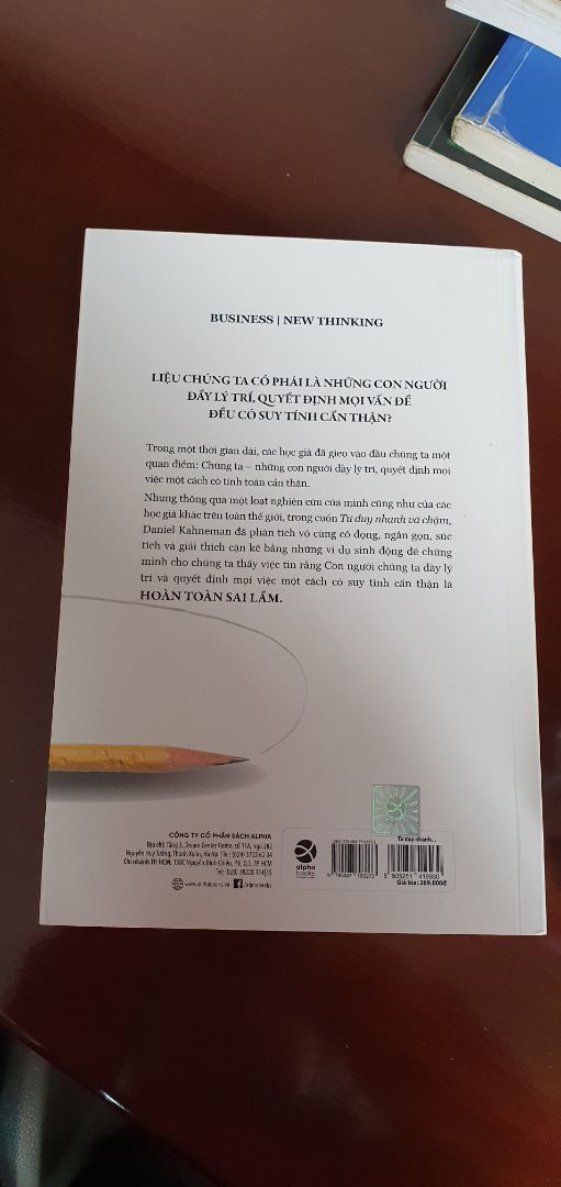 Nội dung thì khỏi phải bàn nữa, quyển này đã được review rất nhiều, cũng như được sử dụng làm trích dẫn trong khá nhiều sách.
Mình rất ấn tượng với việc đóng gói, rất cẩn thận, bên ngoài sách 1 lớp nilon, rồi đến đệm giảm xóc, rồi mới đến hộp carton. Giao hàng hẹn thứ 7 nhưng thứ 6 đã đến nơi. 
Sách đẹp, sạch sẽ, giá rẻ hơn nhiều so với giá bìa. Ưng.