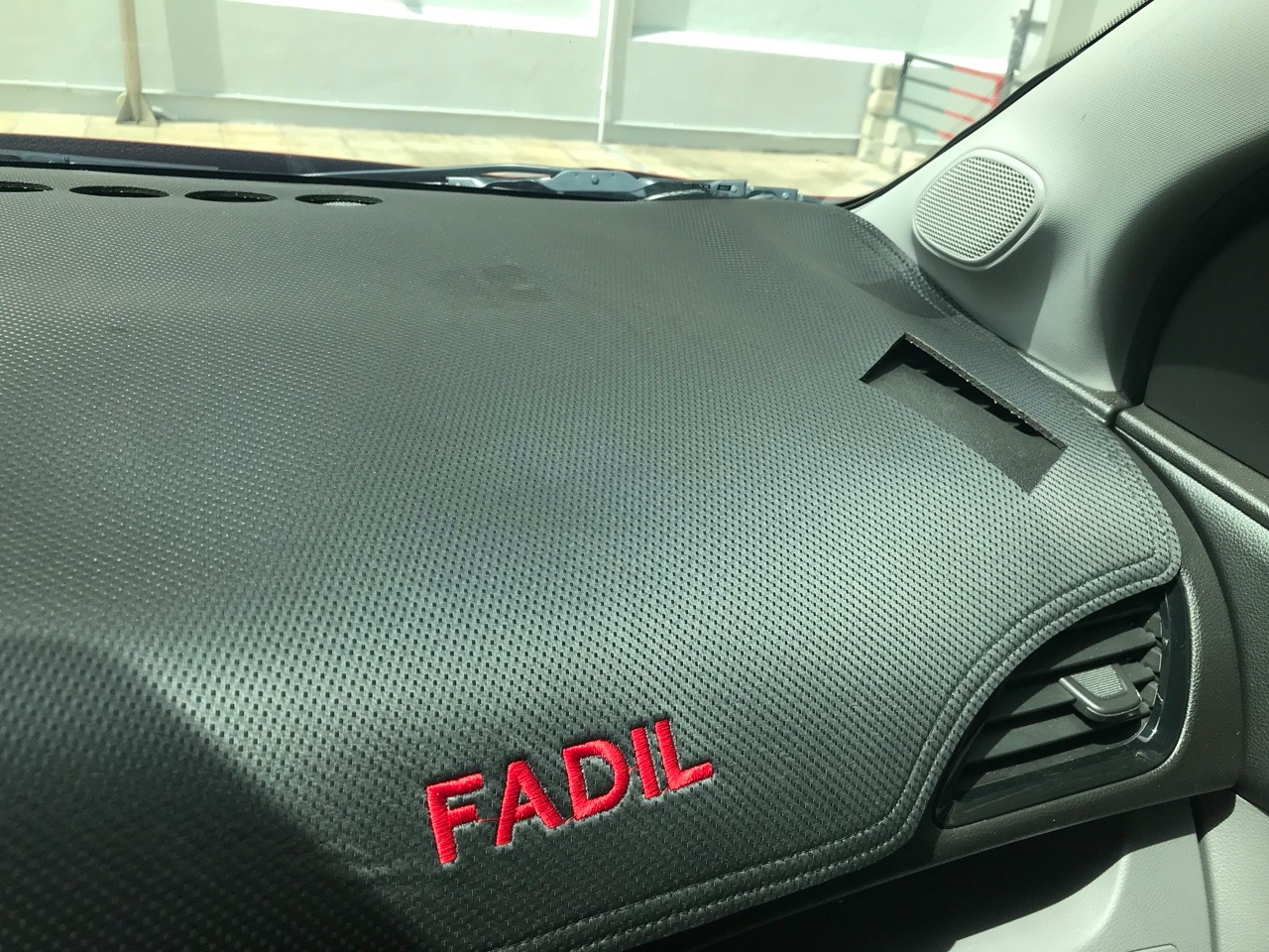 Hôm qua mình đã nhận sản phẩm tuy nhiên sản phẩm không như hình mẫu, khu vực lỗ thông gió 2 bên bị cắt hoàn toàn và không khớp với lỗ thông gió của ô tô. Mình muố đổi lại sản phẩm như hình mẫu và các vị trí lỗ thông gió phải khớp với lỗ trên ô tô.