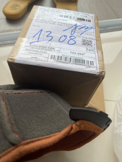 Hàng máy rất đơn giản và bị bong đường chỉ . Hàng sx năm 2020 nhưng không hề để thông tin khi bán hàng . Đóng gói không cẩn thận nhăn nhó như giấy báo vì lại .