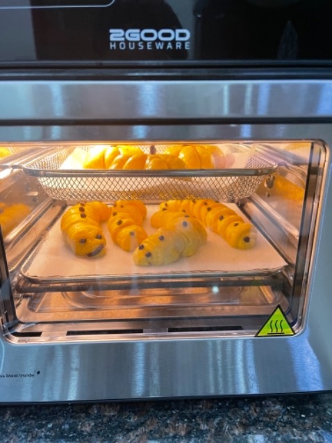 Dễ làm vệ sinh. Thức ăn chín đều, nhanh, k fai trở mặt đồ ăn. Nướng bánh cũng okela. Hãng ship cực nhanh, đầy đủ phụ kiện và quà tặng đi kèm như thông báo. Nhân viên hãng dù k trực tiếp bán món này cho mình cũng rất nhiệt tình tư vấn và hỗ trợ KH trong quá trình sd. Từ hôm rước ẻm về, mình thì rảnh tay còn ẻm lv quần quật. Đêm phia còn tải mấy mẻ bánh