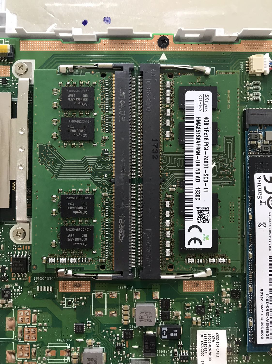 - Kiểm tra CPUZ thì RAM từ năm 2017. 
- Thanh RAM cũng không ghi rõ là bảo hành từ lúc nào, tem dán ghi là bảo hành 36 tháng.
- So sánh RAM mới lắp (bên trái) và Ram cũ (bên phải) để biết thêm chi tiết.