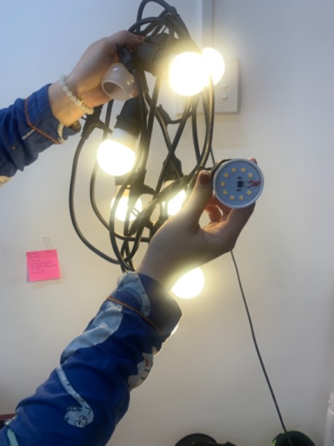 Shop đóng gói không cẩn thận cho lắm bóng bị móp rơi ra ngoài, 10 bóng có 1 bóng bị đui, ko biết có sửa được ko nữa, shop sale 185k hỏng biết có phải sale hàng lỗi không