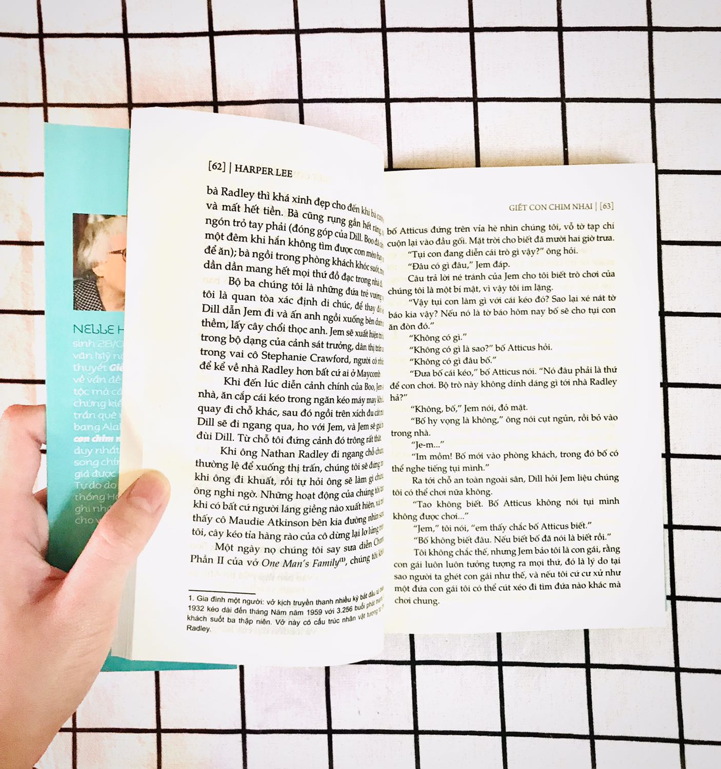 Sản phẩm siêu ưng, đúng với giá tiền còn đc Nhã Nam tặng móc khoá nứa, gáy sách tốt, mùi thơm.. khi đọc sách ngửi mùi giấy sẽ ko bị rát mũi còn nội dung thì hịn khỏi nói roi, thời gian giao hàng là 2 ngày. Mua loại bìa mỏng này gáy tốt và đỡ bị rách hơn bìa cứng 😽❤️