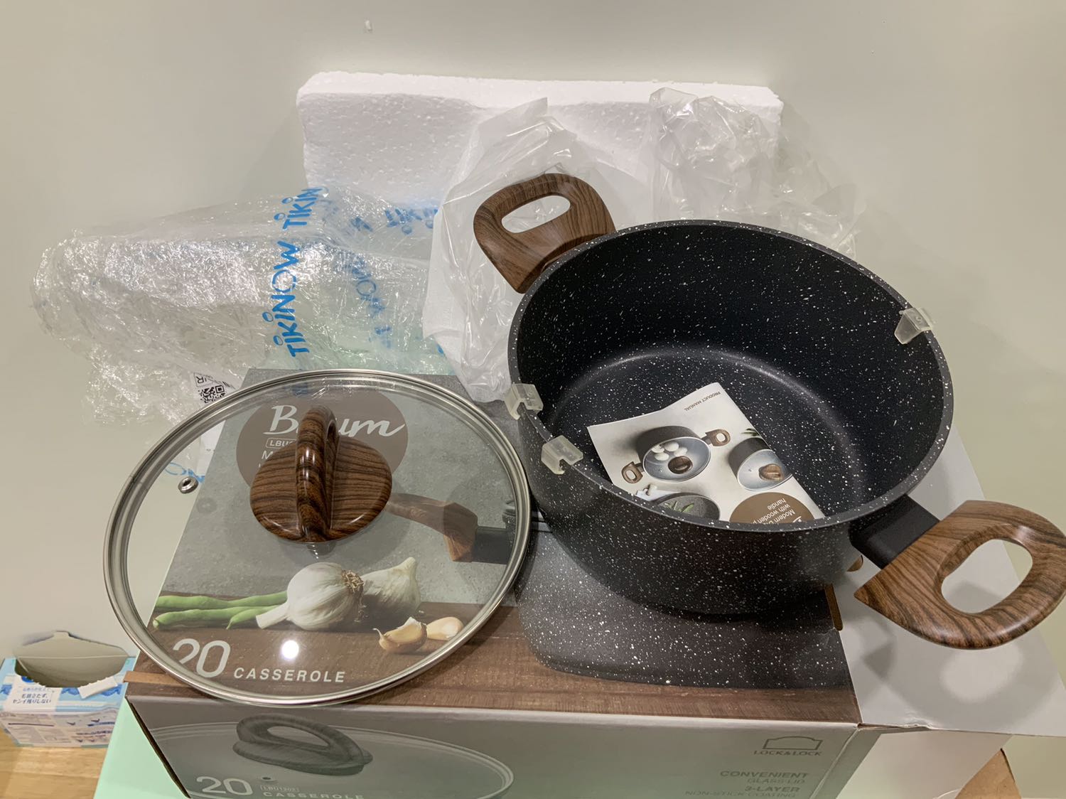 Vì là hàng giảm giá còn một nữa nên t không trông chờ lắm về chất lượng. Nhưng dùng được 2 ngày cảm thấy giá này quá rẻ so với kết quả mang lại. T đã nấu 4 món là thịt kho, tôm chiên giòn, canh và cả cơm bằng nồi này trên bếp điện. Thành nồi dày, tay cầm chắc chắn, nắp đậy chưa fit cố định nhưng đủ kín, lỗ thoát hơi nước vừa đủ để không tràn nước. Nồi nấu ổn định ở 1*** độ C không cần mở nắp lúc kho thịt. Nấu cơm đủ cho 4-5 người ăn, thời gian nhanh hơn nồi điện tử Philips của t vừa mới bị lỗi, chất lượng cơm tương tự. Tuy nhiên lúc nấu phải tự canh để xới và cho thoát hơi, khoảng 3 lần, ở 1*** độ, cơm không có lớp cháy ở đáy mà chỉ hơi ngã màu và cứng hơn một chút. Chưa dùng lâu dài nên chưa biết độ bền của lớp chống dính ra sao. Để đảm bảo thì vẫn nên dùng các dụng cụ nấu bằng nhựa hay gỗ thay vì kim loại để tránh trầy xước.